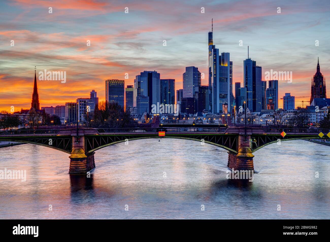 Tramonto colorato sul centro di Francoforte e sul meno Foto Stock
