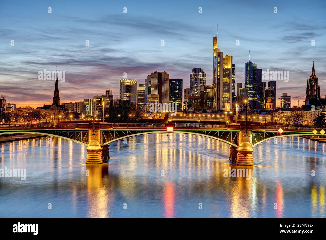 Tramonto spettacolare sul centro di Francoforte e sul meno Foto Stock