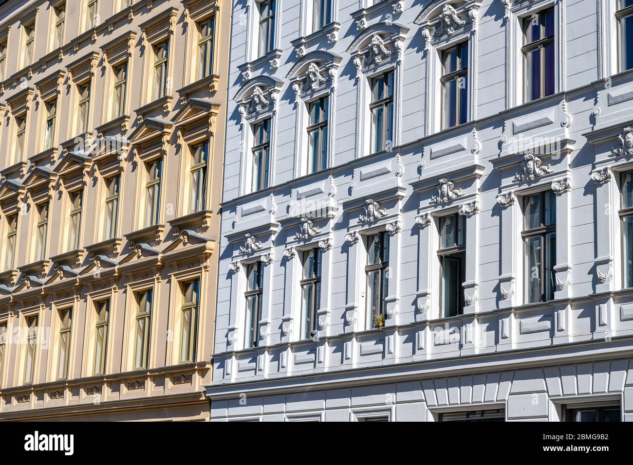 Facciata di alcuni vecchi edifici ristrutturati visti a Berlino, Germania Foto Stock