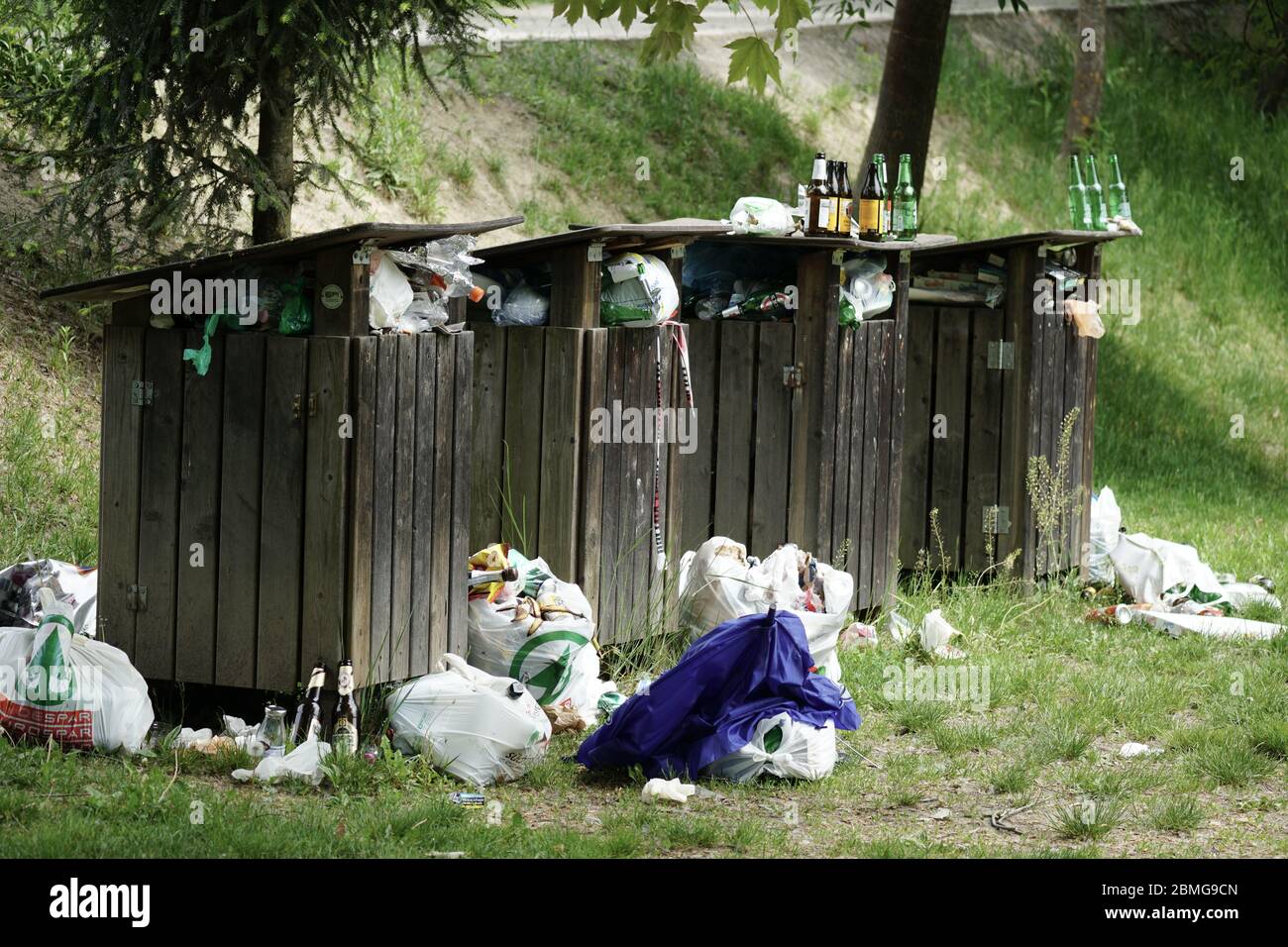 I servizi pubblici non funzionano in Italia. Non vengono raccolte lettiere nei parchi. Ultimi giorni di soggiorno a Merano nel maggio 2020. Foto Stock