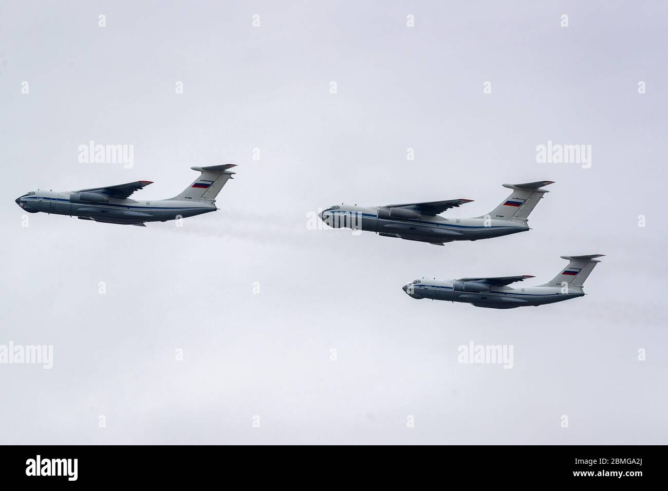 Mosca, Russia. 9 maggio 2020. Gli aerei da trasporto pesante il-76 sono visti durante la Victory Air Parade a Mosca, Russia, 9 maggio 2020. La Russia ha celebrato sabato per breve tempo il 75° anniversario della vittoria sovietica contro i nazisti nella seconda guerra mondiale, nel mezzo della sua intensificata battaglia contro la pandemia COVID-19. Credit: Bai Xueqi/Xinhua/Alamy Live News Foto Stock