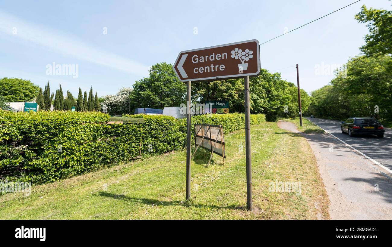 Chenies, Regno Unito. 9 maggio 2020. Segnaletica all'ingresso del Van Hage Garden Center vicino a Rickmansworth, Buckinghamshire, attualmente chiusa durante l'attuale blocco pandemico del coronavirus. Il primo ministro Boris Johnson, domenica 10 maggio, dovrebbe tenere un discorso sulla "roadmap" per svelare i piani del governo per l'eliminazione delle restrizioni di blocco e la riapertura dei Garden center. Credit: Stephen Chung / Alamy Live News Foto Stock