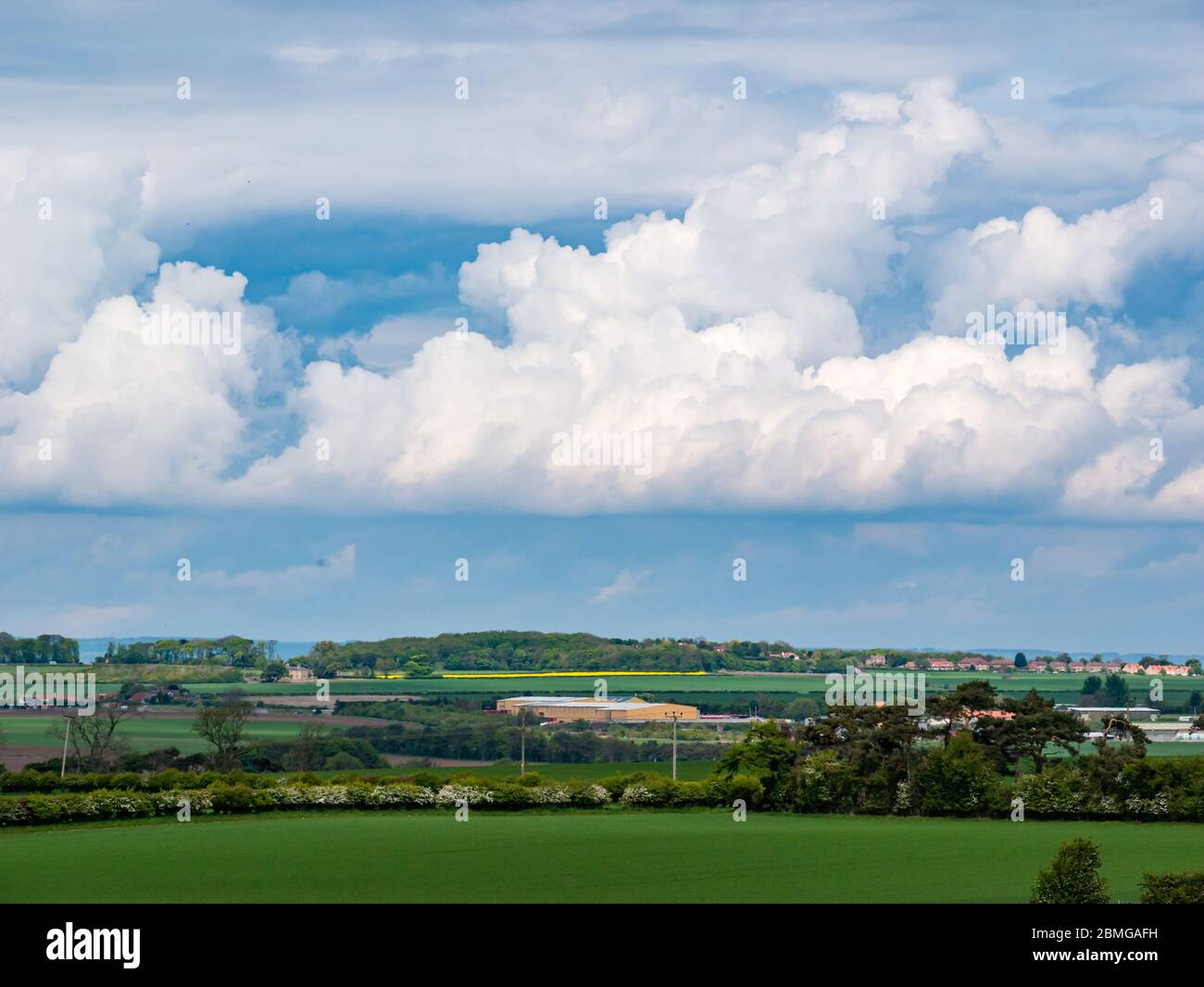 East Lothian, Scozia, Regno Unito. 9 maggio 2020. Tempo in Gran Bretagna: Sole sul paesaggio agricolo in una giornata molto ferma. Incantevoli formazioni nuvolose attraverso il cielo con vista su un paesaggio agricolo e campi coltivati Foto Stock