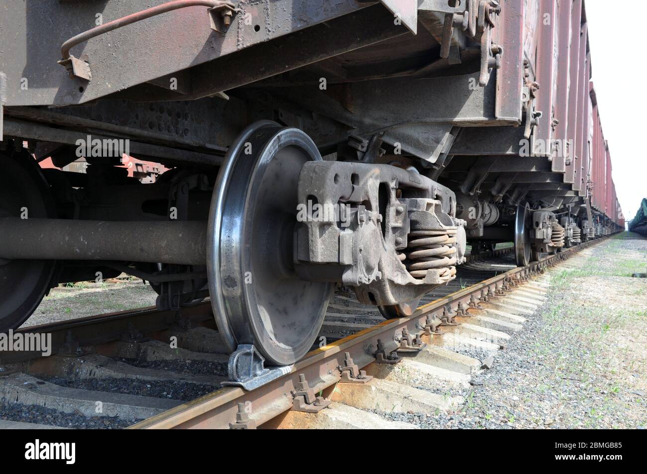Un treno che trasporta merci industriali. Le ruote della vettura. Foto Stock