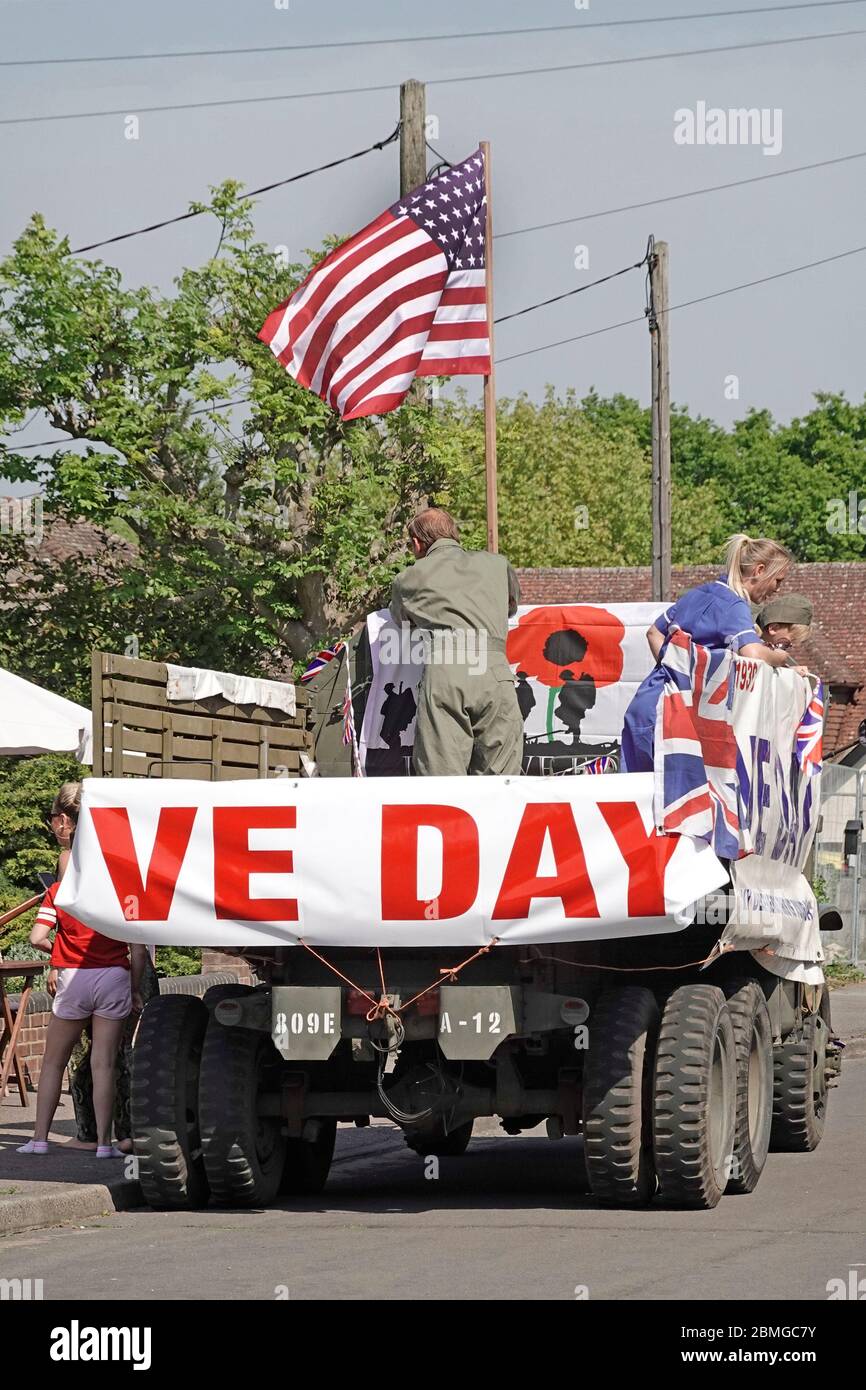 USA preservato camion militare decorato VE Day Union Jack & American Stars & Stripes bandiera chiamata a 2020 feste Street festeggiamenti Essex Inghilterra Regno Unito Foto Stock