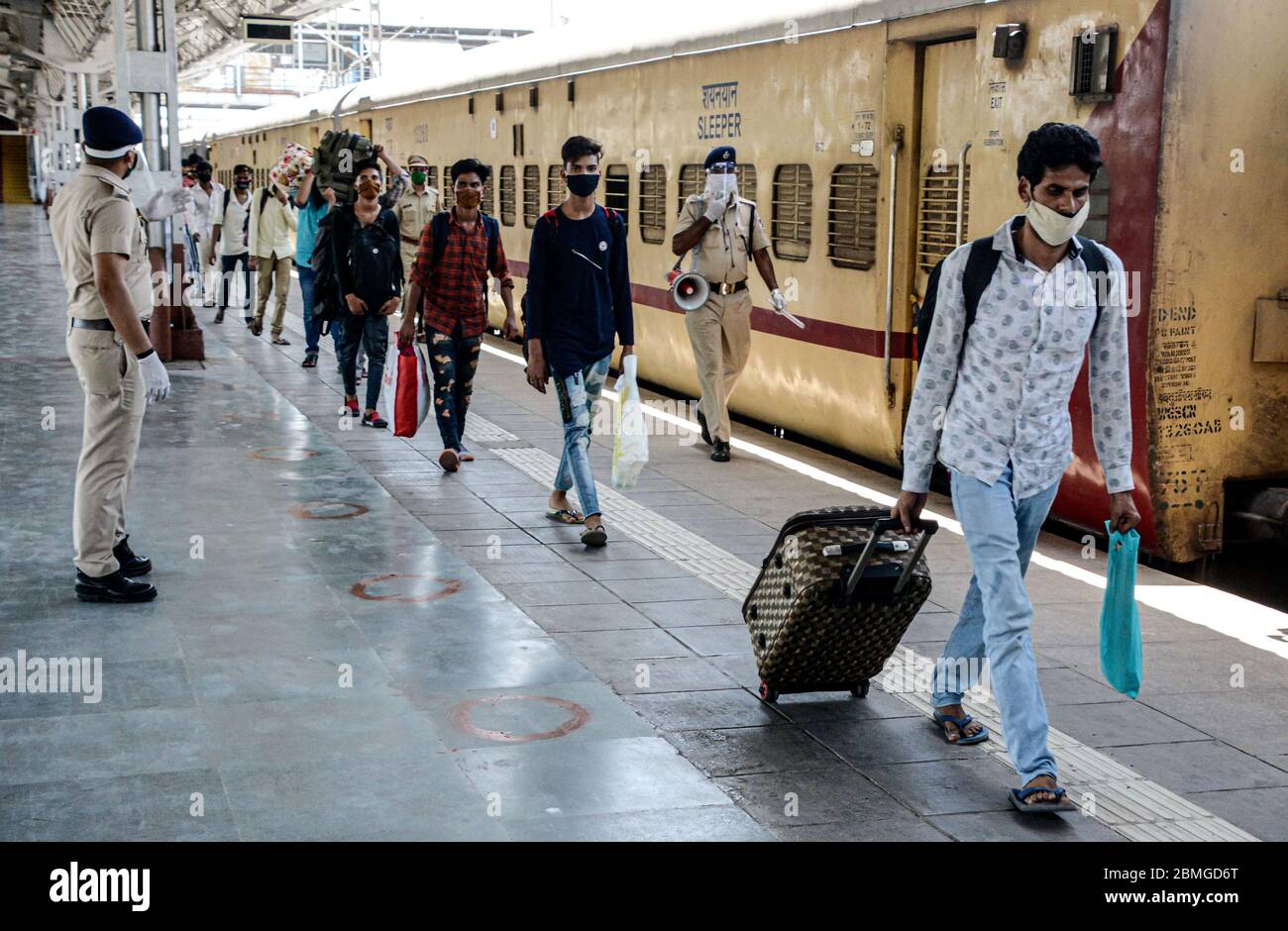 (200509) -- MUMBAI, 9 maggio 2020 (Xinhua) -- i lavoratori migranti arrivano a bordo di un treno per il loro viaggio di ritorno a casa durante un blocco nazionale per combattere la diffusione del COVID-19 a Mumbai, India, 8 maggio 2020. (Str/Xinhua) Foto Stock