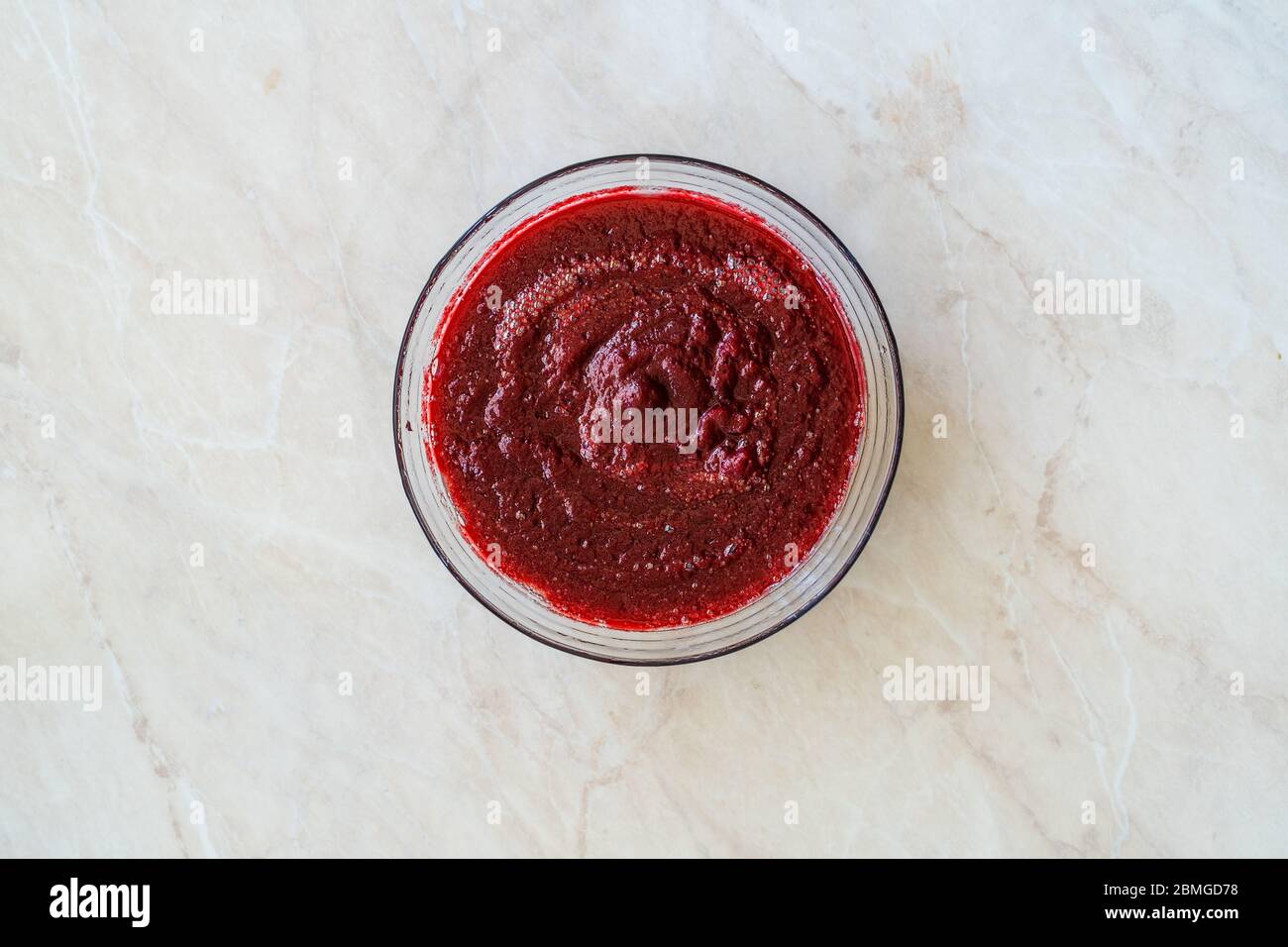 Barbabietola Hummus DIP / barbabietola purea Paste Pronto a servire e mangiare in vetro ciotola. Foto Stock