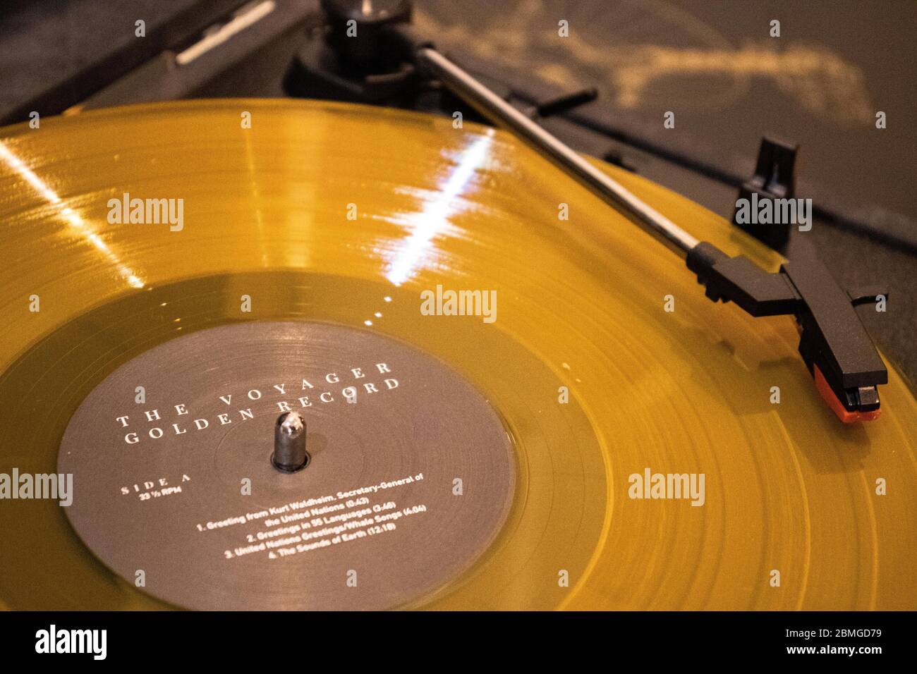 Il Golden Record su un giradischi in riproduzione Foto Stock