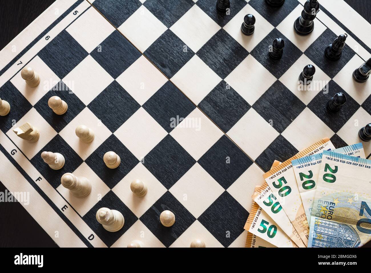 Vista dall'alto della scacchiera pronta per iniziare il gioco e puntare al centro Foto Stock