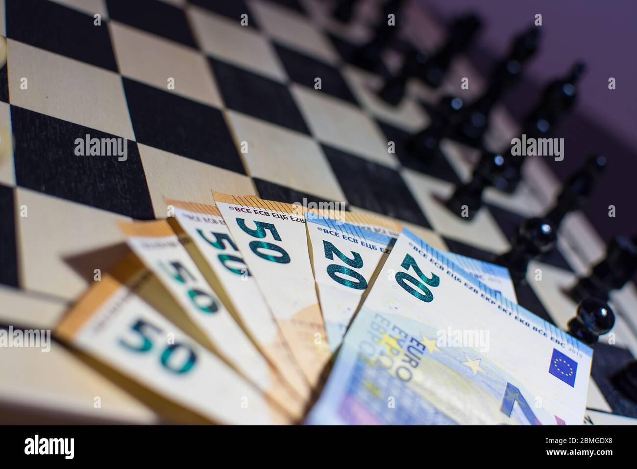 la scacchiera pronta per iniziare il gioco e puntare su un lato. Foto Stock