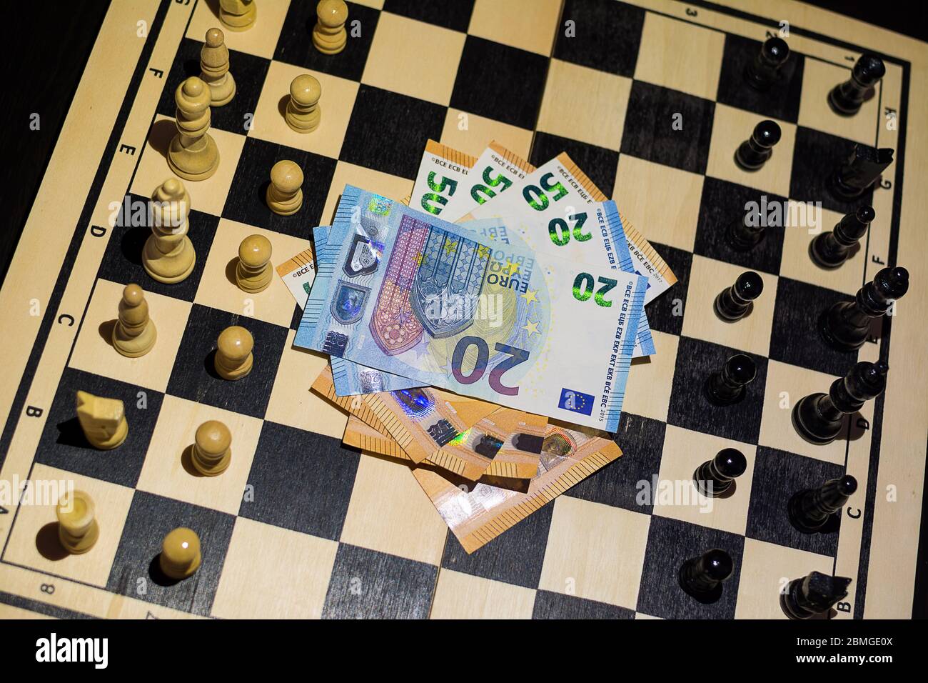 Vista dall'alto della scacchiera pronta per iniziare il gioco e puntare al centro Foto Stock