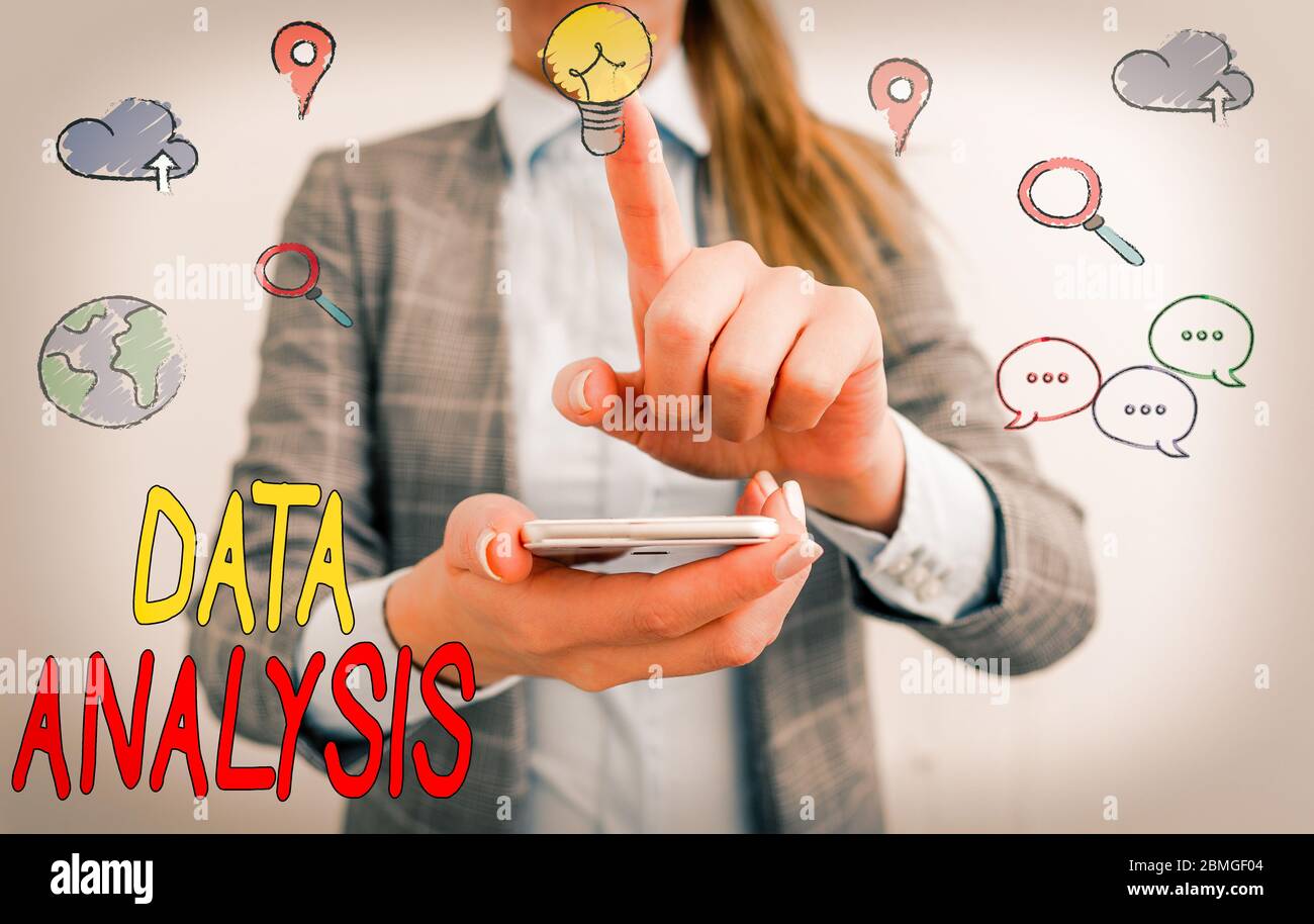 Nota di scrittura che mostra l'analisi dei dati. Concetto di business per tradurre numeri in previsioni di conclusione analitica Foto Stock