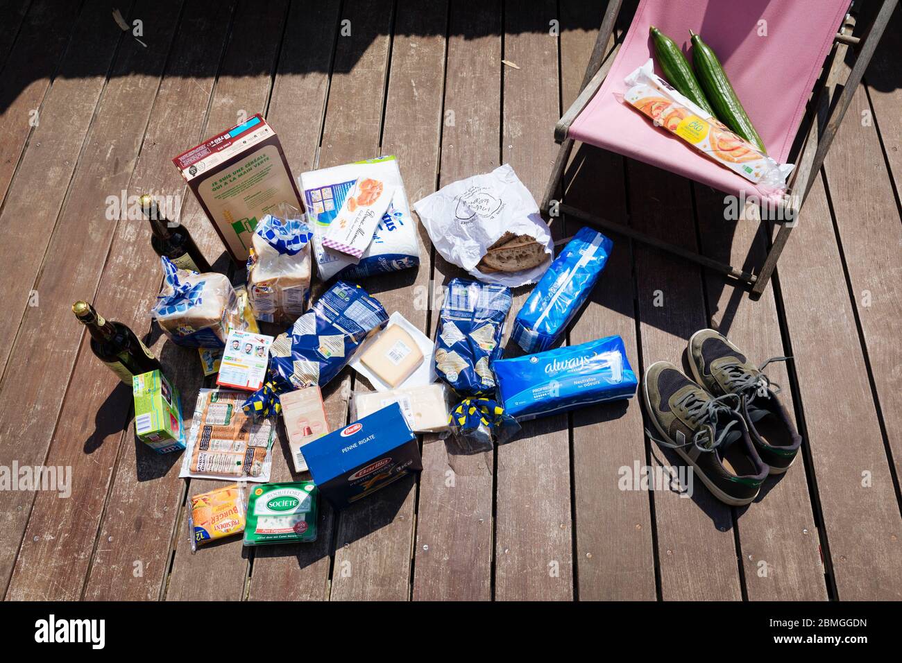 Illustrazione, shopping di alimentari, prodotti e loro imballaggi sono lasciati fuori al sole, su una terrazza. Secondo alcuni studi, il sole e calore co Foto Stock