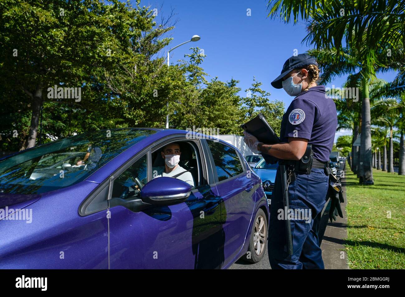 Reunion Island, Saint-Denis-de-la-Reunion: Focolaio di coronavirus, controlli di polizia lungo la strada per verificare i certificati di breve viaggio derogatorio durante il Foto Stock