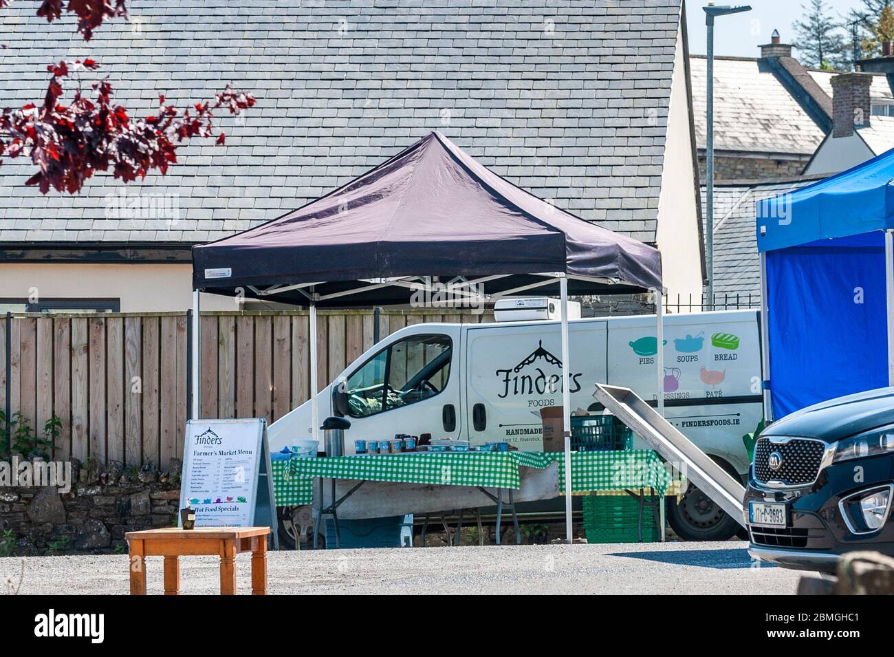 Bandon, West Cork, Irlanda. 9 maggio 2020. Nonostante il divieto imposto dal governo ai mercati degli agricoltori in Irlanda a causa della pandemia di Covid-19, oggi sono in funzione alcune bancarelle del mercato di Bandon. Credit: AG News/Alamy Live News Foto Stock