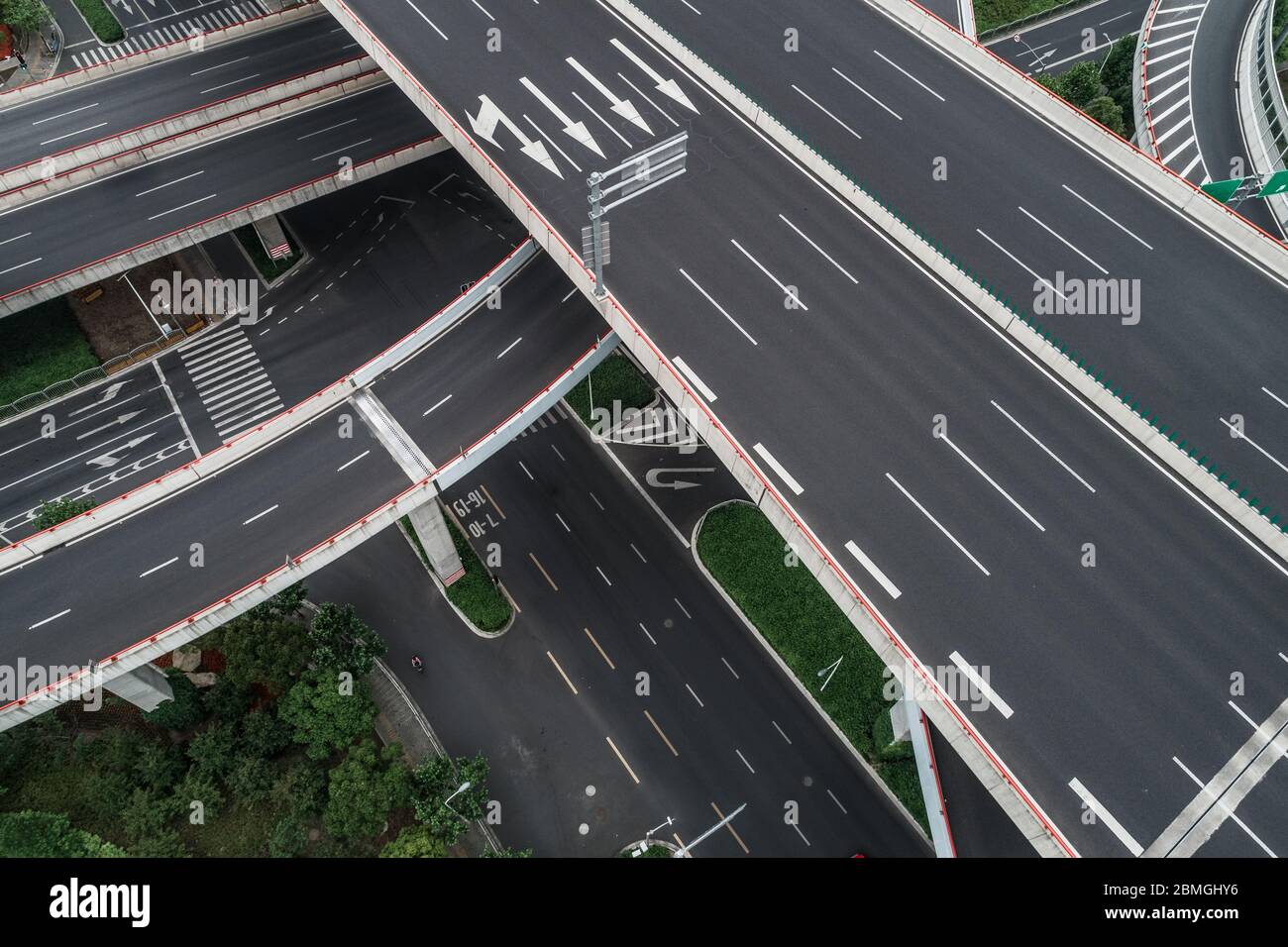 Vista aerea dell'autostrada vuota e del cavalcavia in città Foto Stock