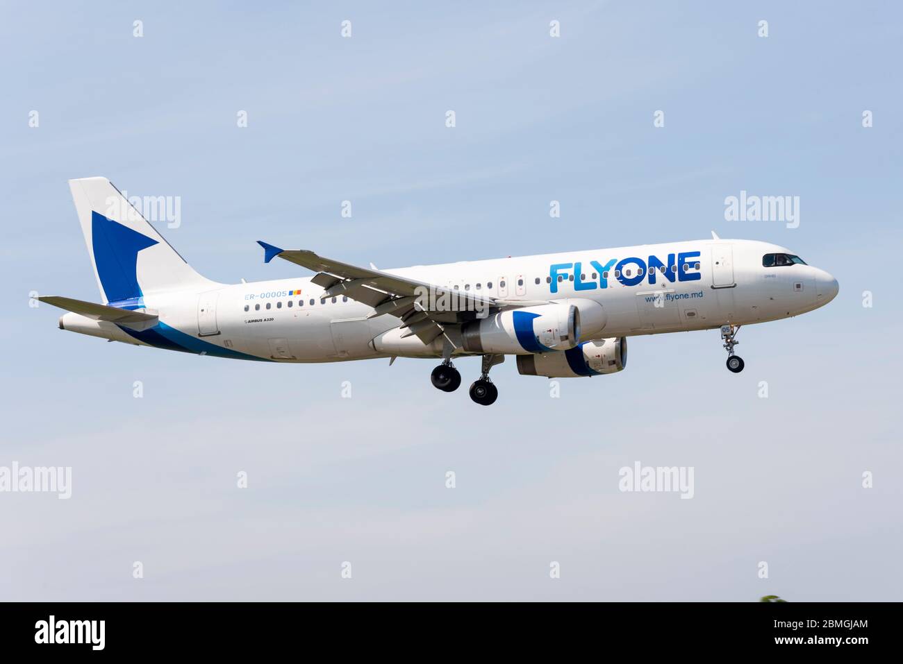 Volo di rimpatrio FlyOne in partenza dall'aeroporto di Londra Southend da Chisinau, Moldavia, prima della decisione di quarantena di 14 giorni prevista dal governo britannico Foto Stock