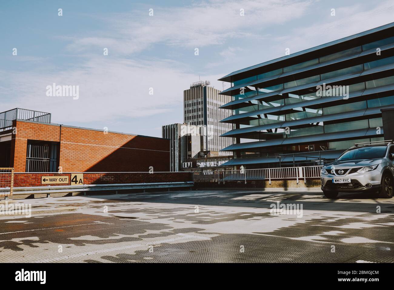 parcheggio urbano industriale con luce brillante che passa attraverso, girato a livello degli occhi per la prospettiva Foto Stock