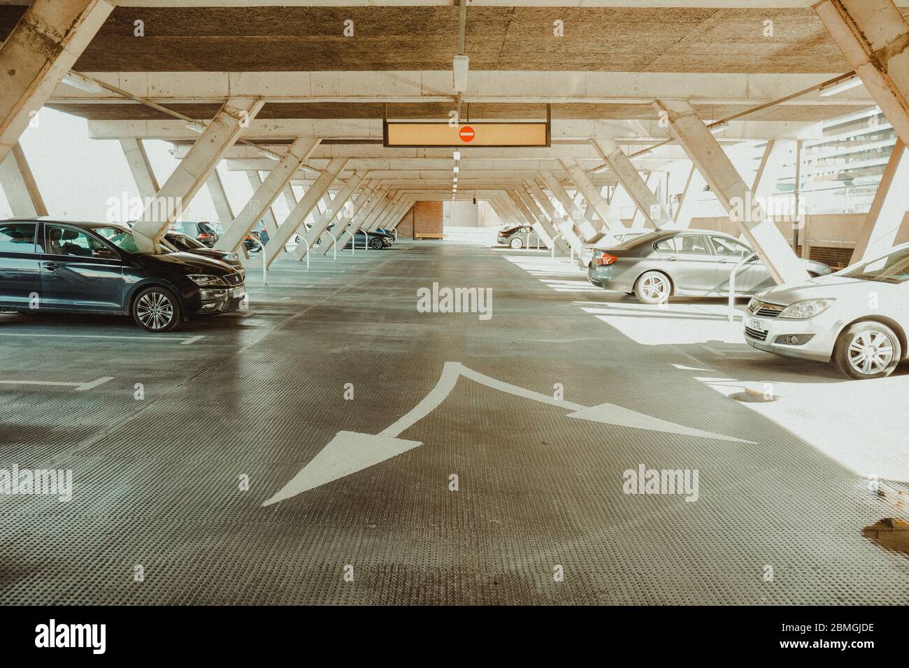 parcheggio urbano industriale con luce brillante che passa attraverso, girato a livello degli occhi per la prospettiva Foto Stock