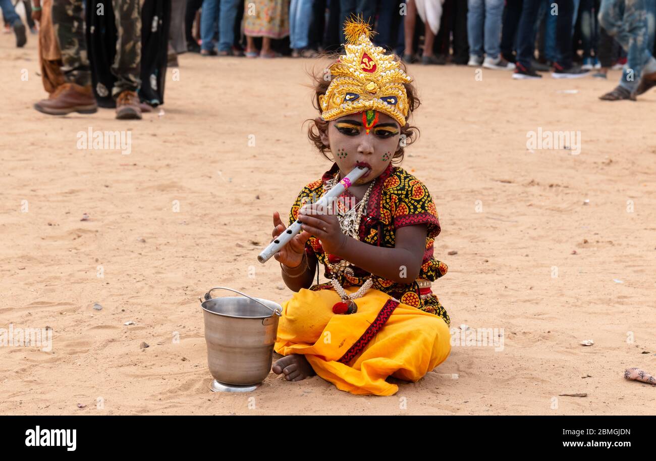Carino bambino indiano in lord krishna trucco e vestire a Pushkar Camel  Fair Ground Foto stock - Alamy