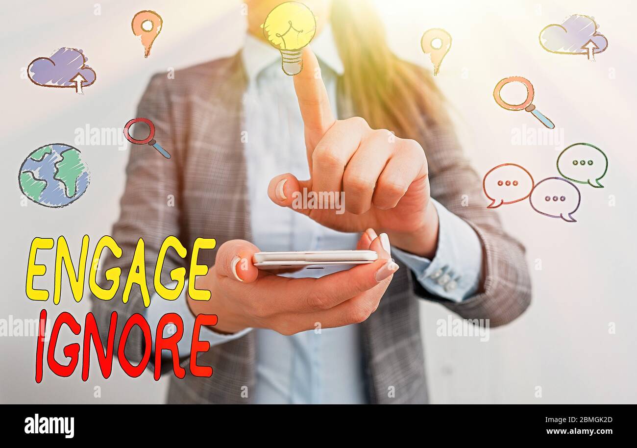 Nota di scrittura che mostra Engage Ignore. Concetto di affari per il trattamento silenzioso punizione manipolativa che svergna l'astuzia Foto Stock