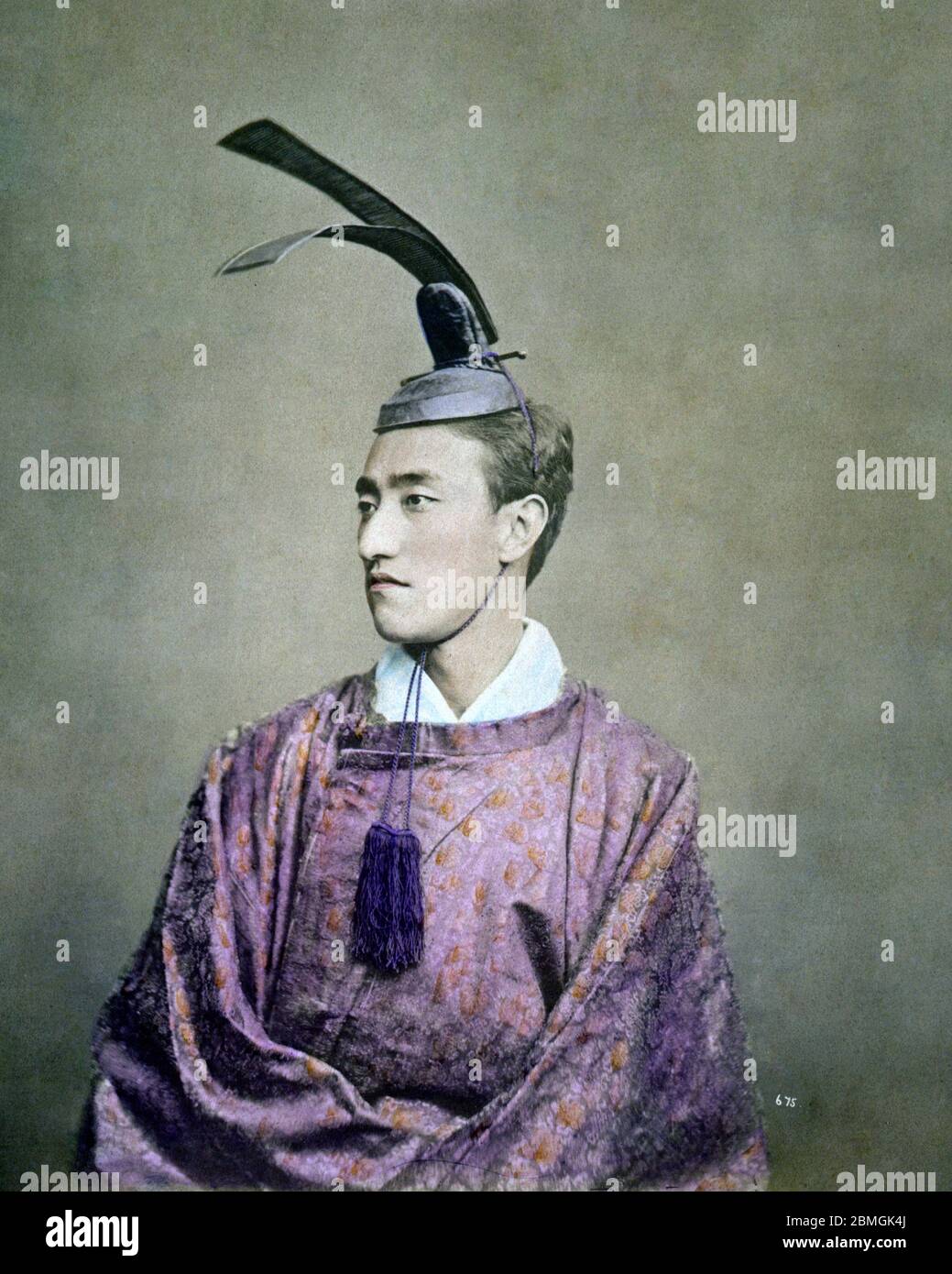 [ 1870 Giappone - uomo giapponese in costume di corte ] - uomo in costume di corte che indossa un cappello kanmuri (冠), ca 1877 (Meiji 10). foto di albume vintage del xix secolo. Foto Stock