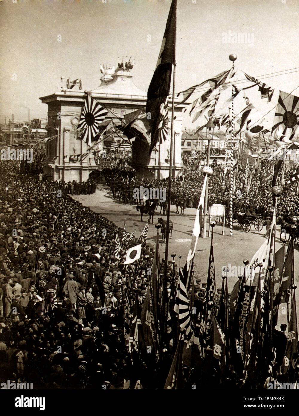 [ 1900 Giappone - dare il benvenuto all'ammiraglio Togo dopo la guerra russo-giapponese ] – Arco di Trionfo a Shinbashi, Tokyo, in commemorazione della vittoria del Giappone nella guerra russo-giapponese del 1905 (Meiji 38). La folla si allinea per dare il benvenuto all'ammiraglio Togo nell'ottobre 1905 (Meiji 38). foto di albume vintage del xix secolo. Foto Stock