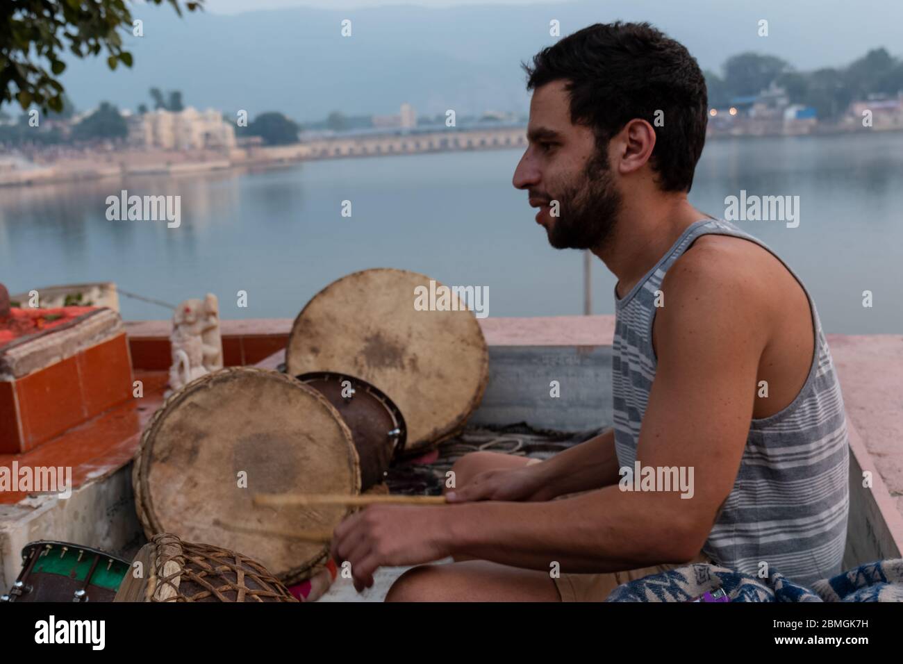 Ritratto di artisti di diversi paesi hanno partecipato alla serata culturale partecipando a suonare strumenti musicali Foto Stock