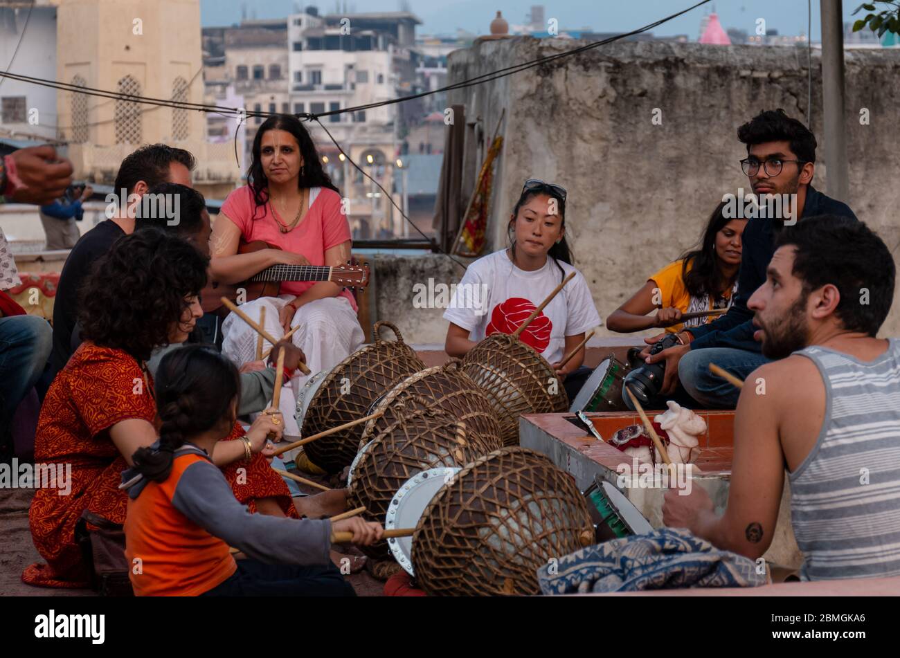 Ritratto di artisti di diversi paesi hanno partecipato alla serata culturale partecipando a suonare strumenti musicali Foto Stock
