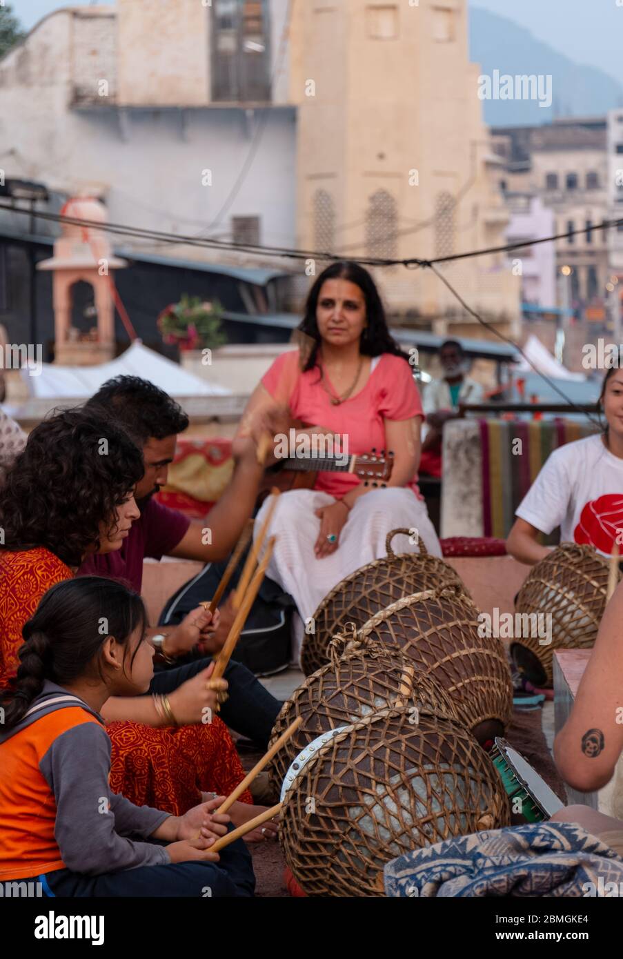 Ritratto di artisti di diversi paesi hanno partecipato alla serata culturale partecipando a suonare strumenti musicali Foto Stock