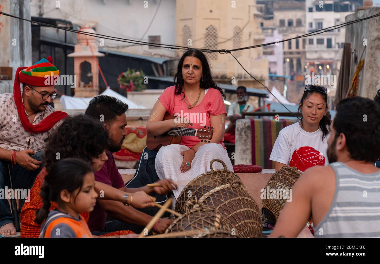 Ritratto di artisti di diversi paesi hanno partecipato alla serata culturale partecipando a suonare strumenti musicali Foto Stock