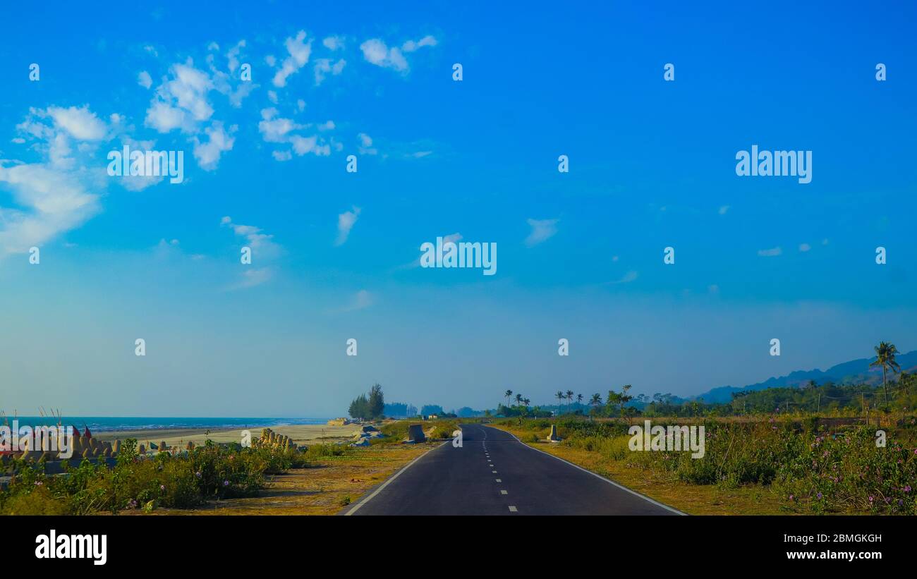 Vista panoramica di Marine Drive da Cox's Bazar a Tekhnaf. Fuoco selettivo sul soggetto. Messa a fuoco selettiva in primo piano. Sfocatura dello sfondo. Foto Stock