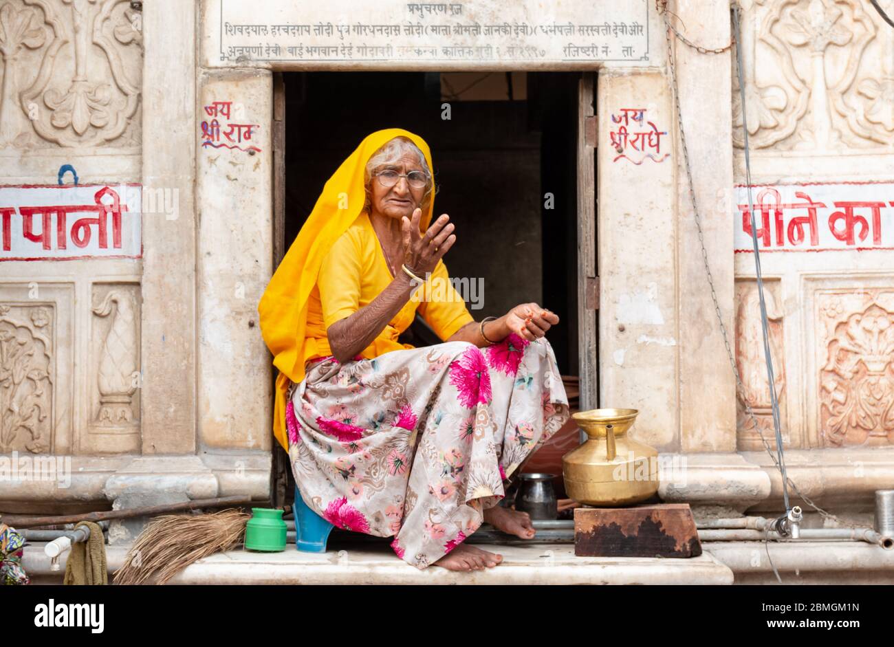 Ritratto di vecchia donna indiana seduta sulla finestra di pushkar Foto Stock