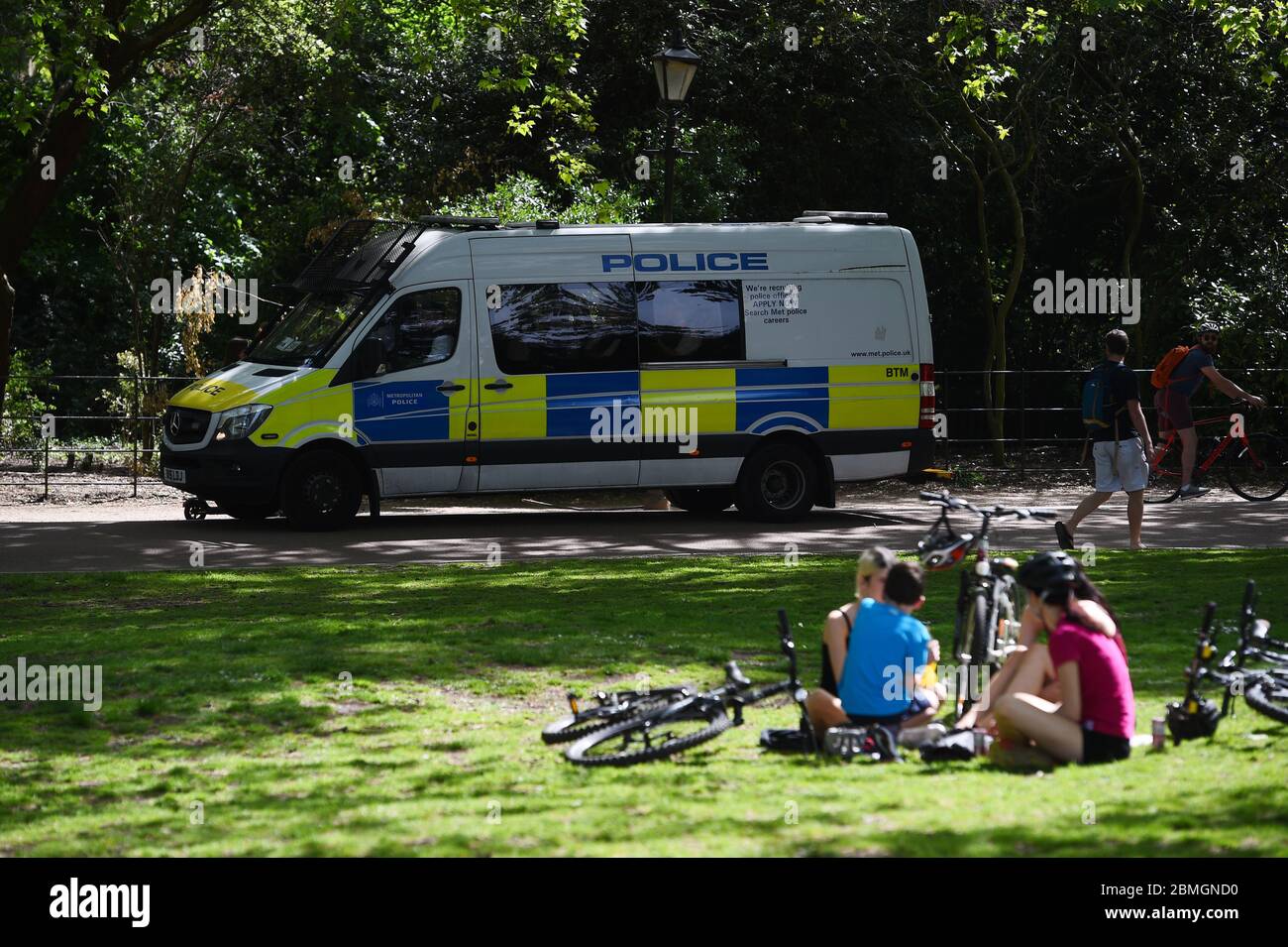 La polizia attraversa Battersea Park, Londra, ricordando alle persone che le restrizioni di blocco sono ancora in vigore, mentre il Regno Unito continua a bloccare per contribuire a frenare la diffusione del coronavirus. Foto Stock