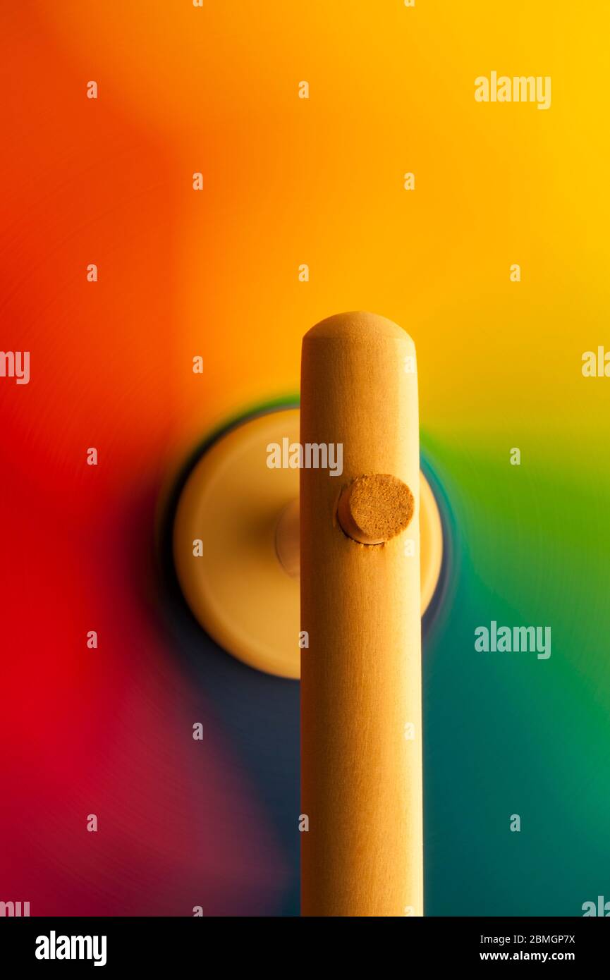 Retro di multicolore Pinwheel primo piano in movimento Foto Stock