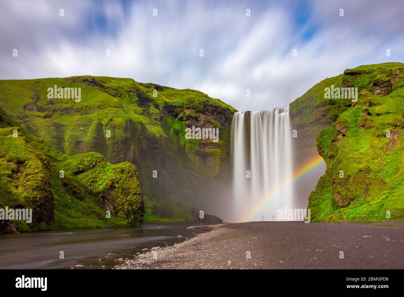 La cascata di skogafoss con arcobaleno (Islanda) Foto Stock