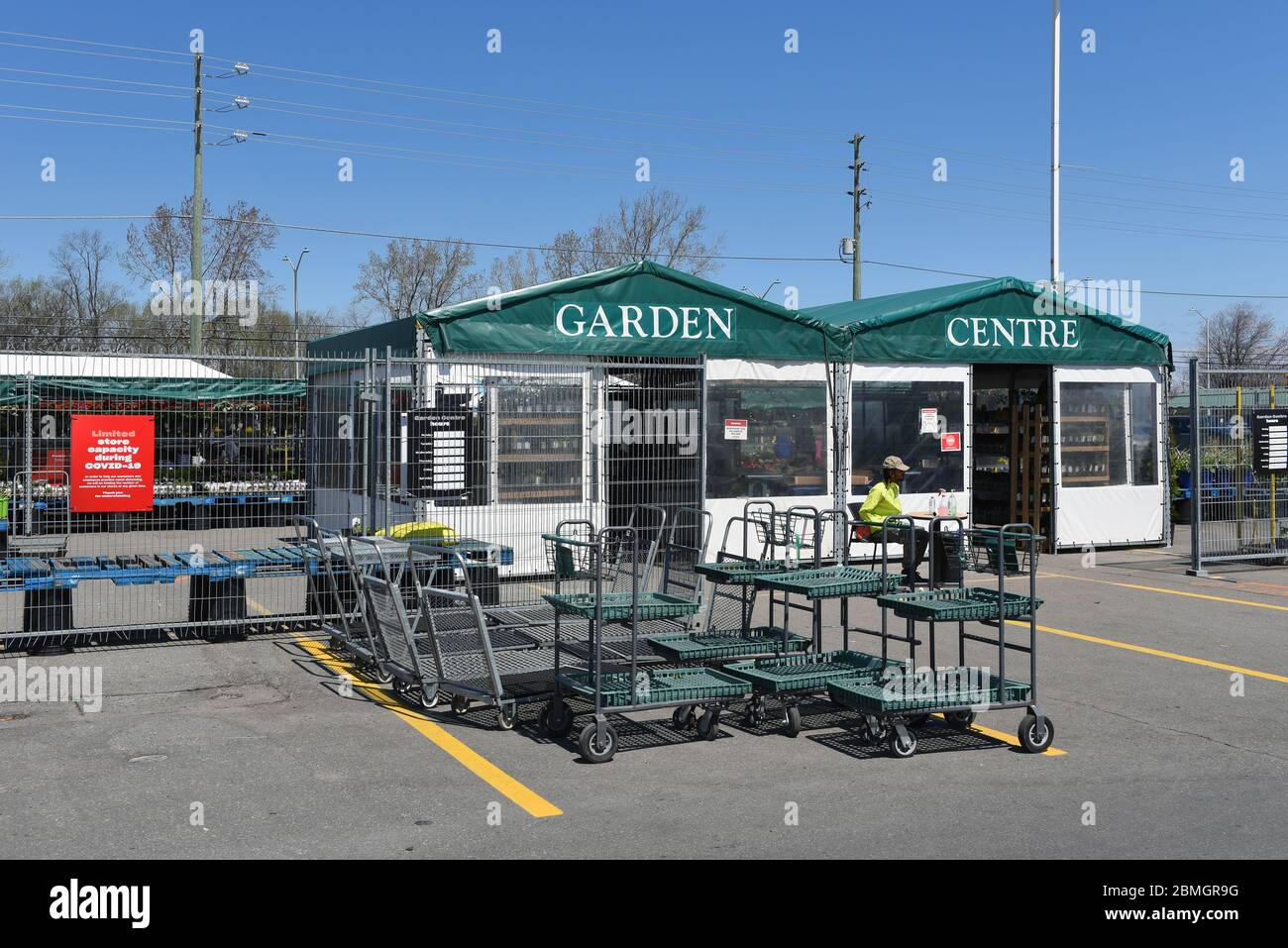 Ottawa, Canada – 7 maggio 2020: I Garden Center, come questo gestiti da Loblaws on Baseline Rd, sono uno dei pochi business autorizzati a riaprirsi in ONT Foto Stock