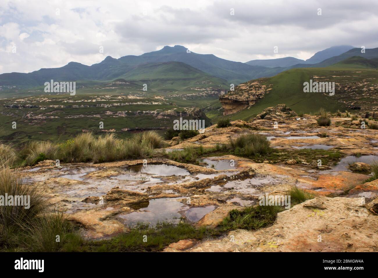 Una vista dalla sentinella, affioranti in Golden Gate National Park, tra estate docce a pioggia, fotografata nel Drakensberg Sud Africa Foto Stock