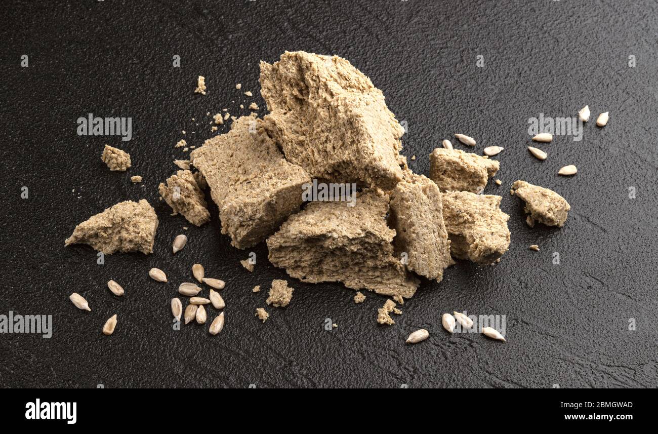 Pezzi di halva di girasole su sfondo nero Foto Stock