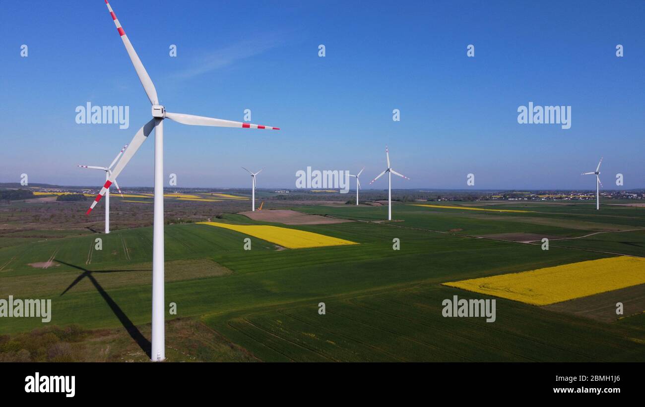 Turbine eoliche farm. Vista da un drone. Foto Stock