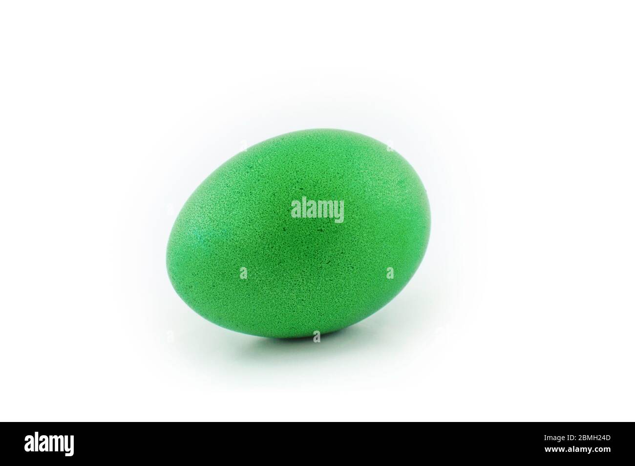 Uovo verde di pasqua isolato su sfondo bianco, colorato da coniglio di pasqua Foto Stock