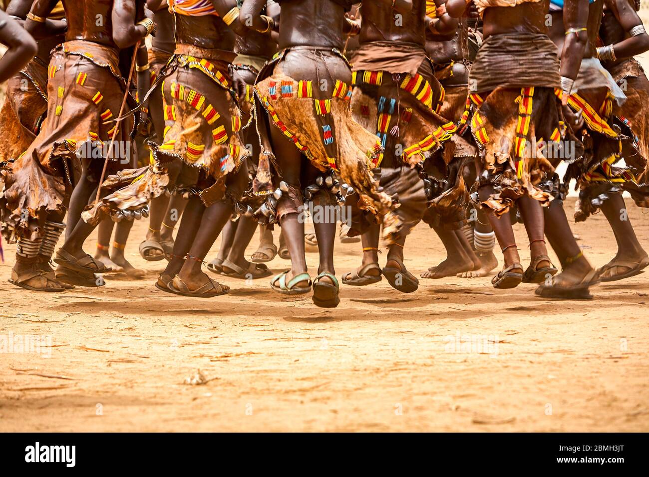 Le donne Hamer ballano in una cerimonia di iniziazione per un giovane maschio. Ogni giovane maschio deve saltare i tori per diventare un uomo. Foto Stock