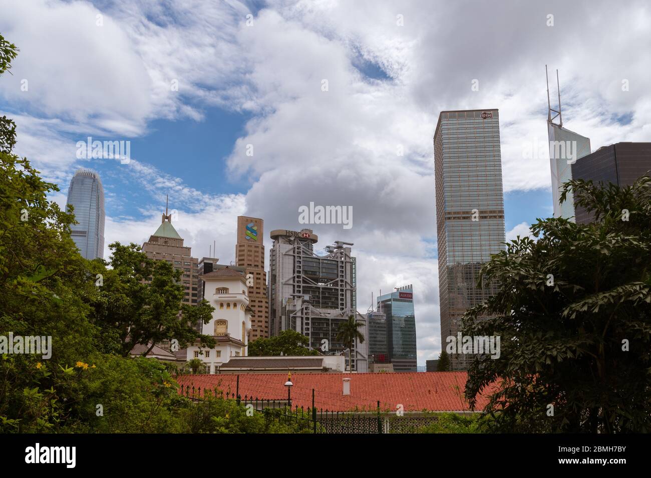 Skyline dell'isola di Hong Kong vista dal quartiere di Mid Levels dell'isola di HK Foto Stock