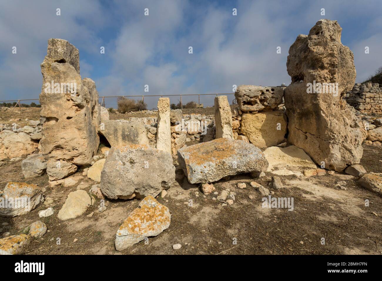 Cortile interno e abside terminale, tempio di Skorba Ovest, Triq Sant' Anna, Mgarr, Malta Foto Stock