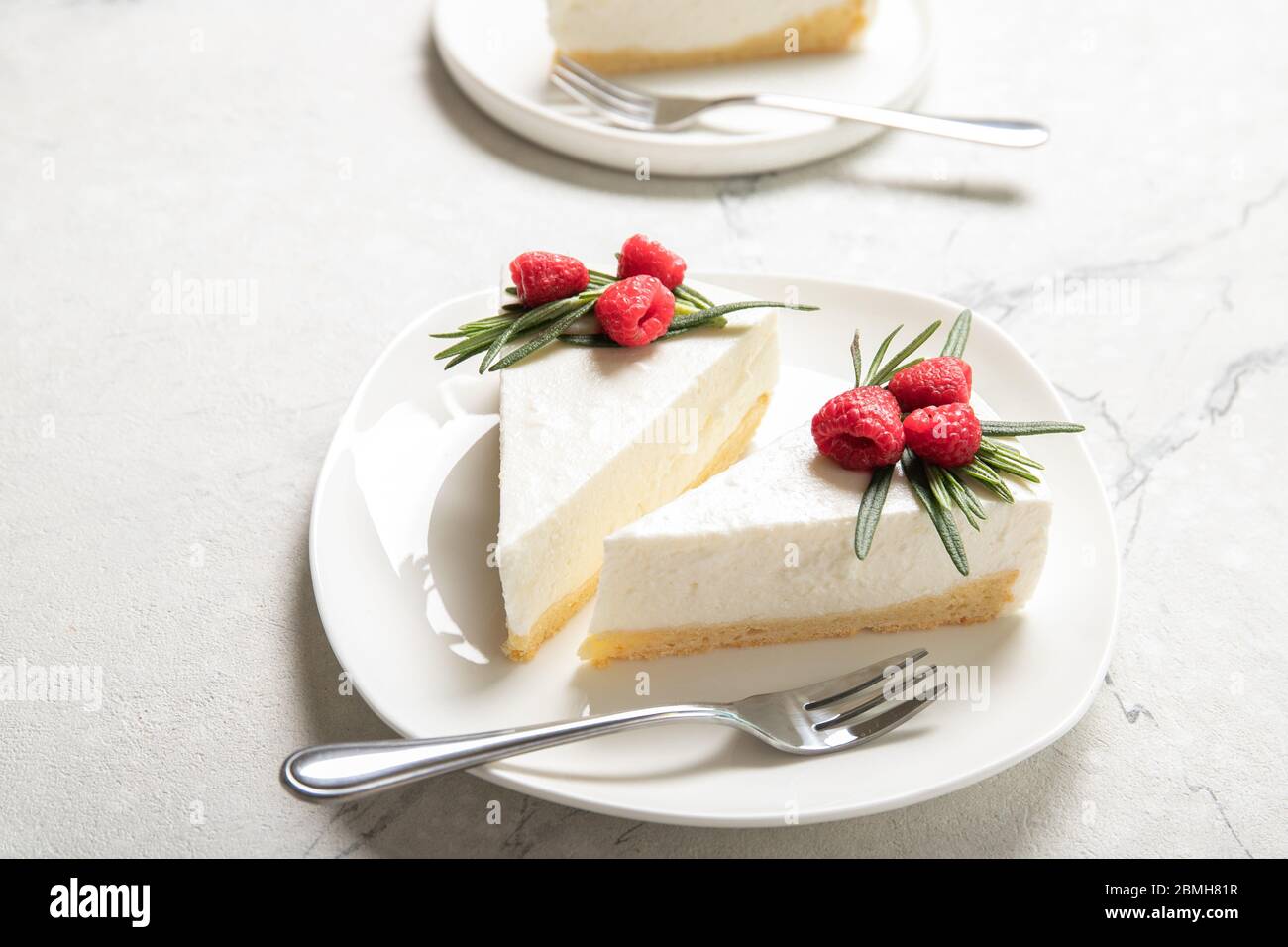 Una fetta di cheesecake con lamponi su un piatto. Primo piano. Foto Stock