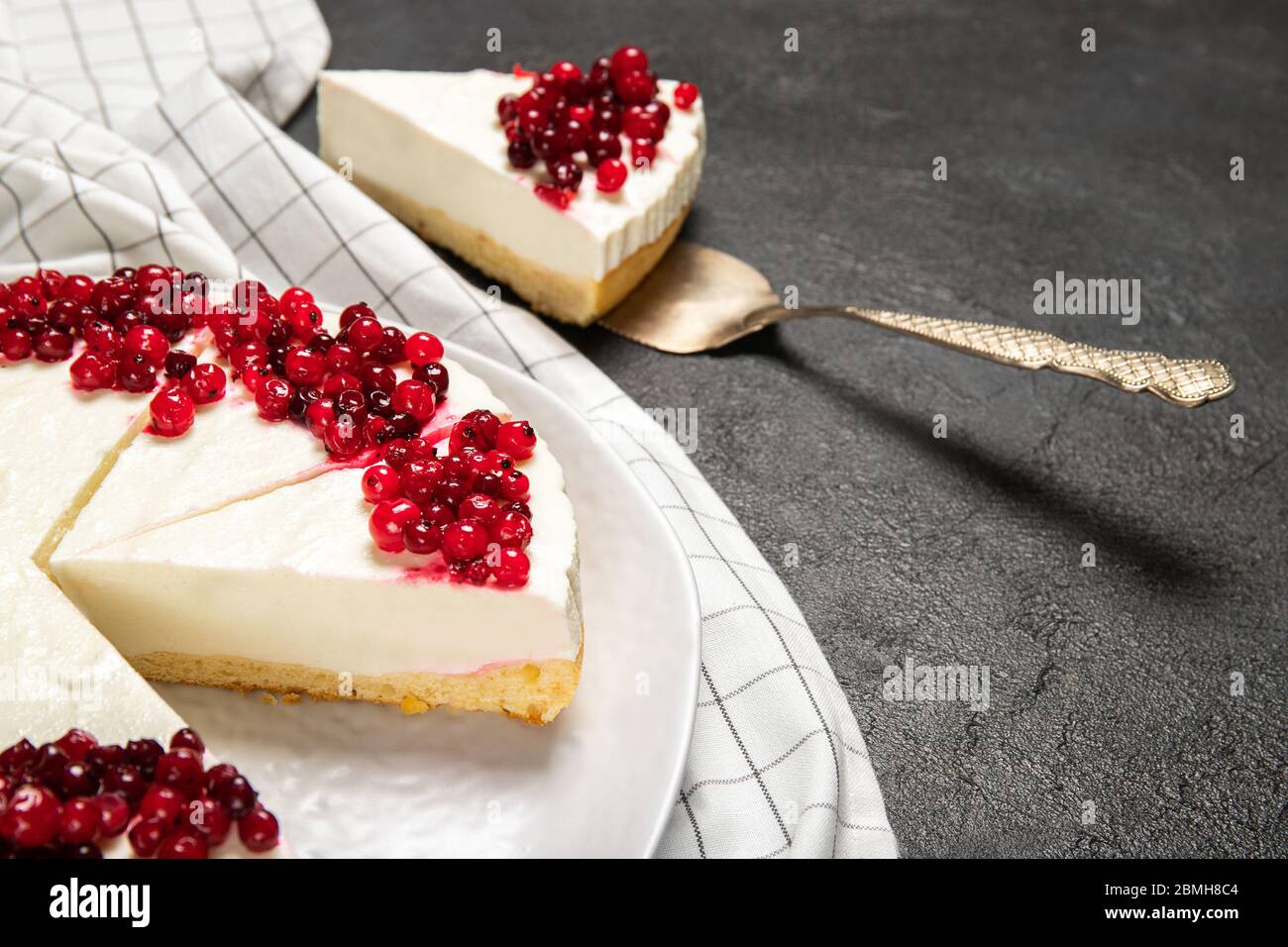 Piatto con delizioso cheesecake e frutti di bosco freschi sul tavolo Foto Stock
