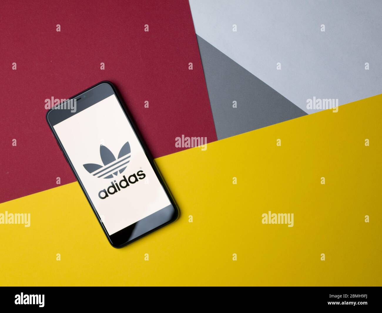 USA Maggio 2020 schermata applicazione iPhone Adidas su sfondo colorato Foto stock Alamy