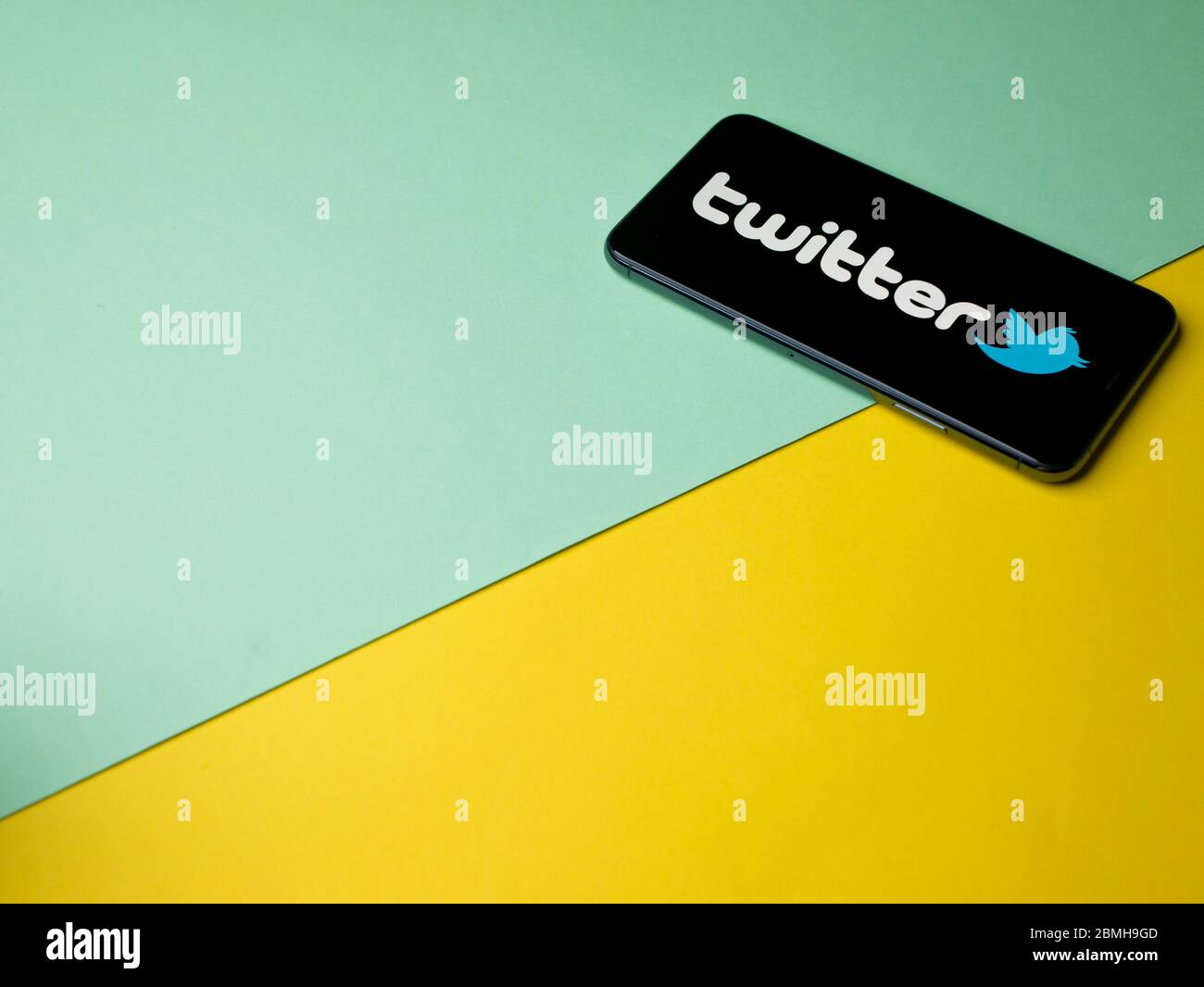 USA - Maggio 2020 Twitter iPhone screen. Twitter è un servizio americano di microblogging e social networking. Foto Stock