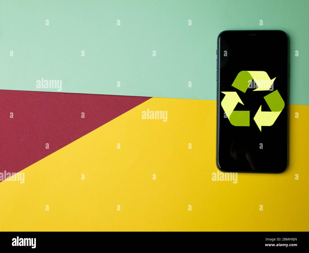 USA - Maggio 2020 schermata Recycle iPhone Application su sfondo cartaceo colorato. Foto Stock