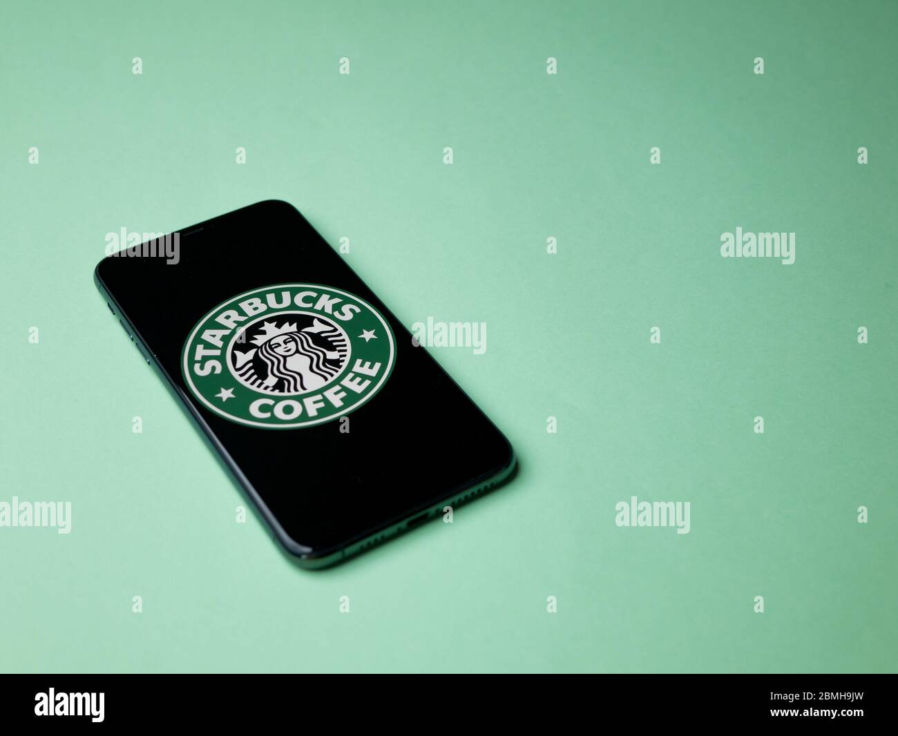 USA - Maggio 2020 StarbucksCoffee schermo iPhone su sfondo color menta. Starbucks è un'azienda americana del caffè e una catena del caffè. Foto Stock